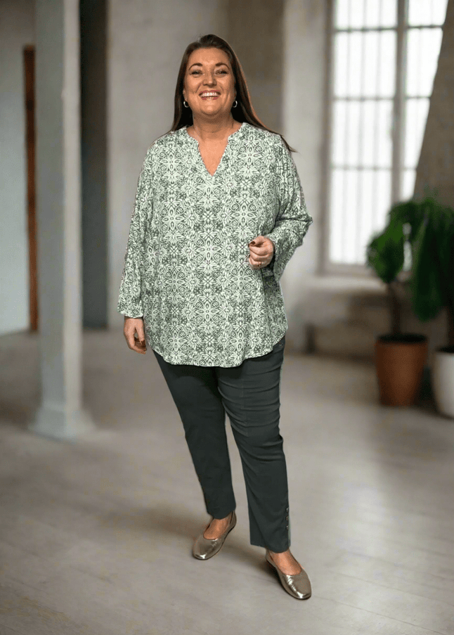 plus size Cherry Berry bukse (100627) 7/8 bukse, 1 knapp og glidelås oppe og 2 knapper på ankelen, lommer og mye stretch, Kaki i store storrelser