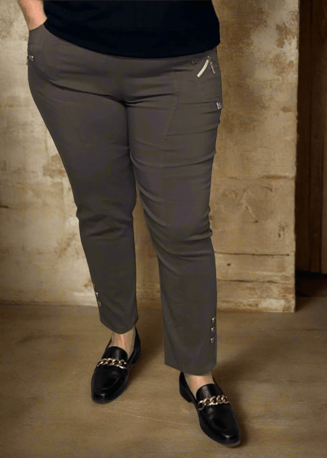 plus size Cherry Berry bukse (100627) 7/8 bukse, 1 knapp og glidelås oppe og 2 knapper på ankelen, lommer og mye stretch, Taupe i store storrelser