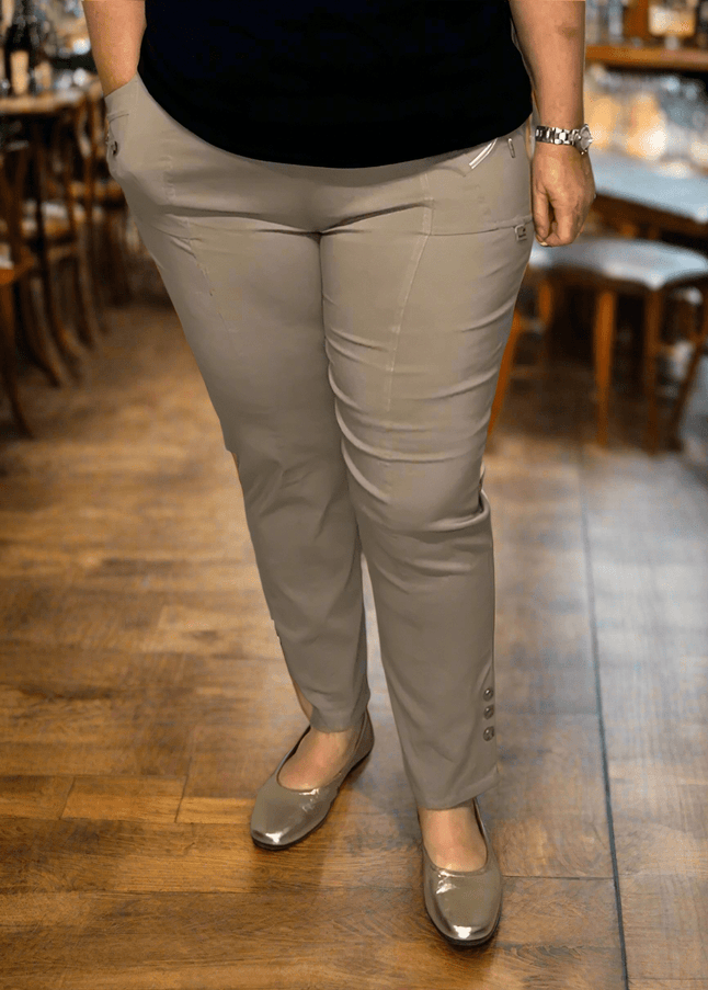 plus size Cherry Berry bukse (100627) 7/8 bukse, 1 knapp og glidelås oppe og 3 knapper på ankelen, lommer og mye stretch, Beige i store storrelser