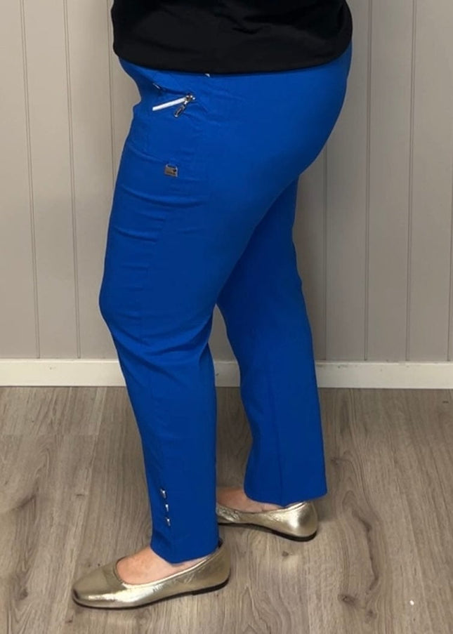 plus size Cherry Berry bukse (100627) 7/8 bukse, 1 knapp og glidelås oppe og 3 knapper på ankelen, lommer og mye stretch, Royal blue i store storrelser