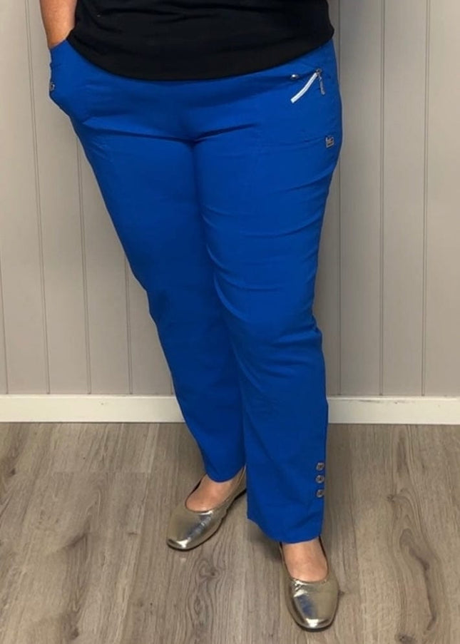 plus size Cherry Berry bukse (100627) 7/8 bukse, 1 knapp og glidelås oppe og 3 knapper på ankelen, lommer og mye stretch, Royal blue i store storrelser