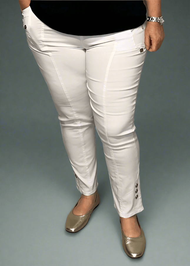 plus size Cherry Berry bukse (100627) 7/8 bukse, 1 knapp og glidelås oppe og 3 knapper på ankelen, lommer og mye stretch, White i store storrelser