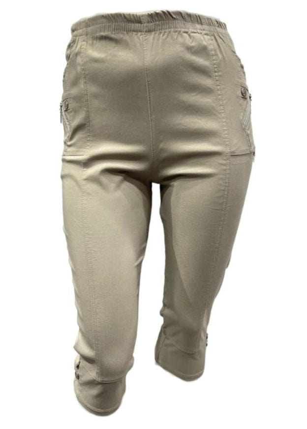 plus size Cherry Berry capri (200586), 1 knapp og glidelås ved lommene, 2 knapper nede, mye stretch, Beige i store storrelser