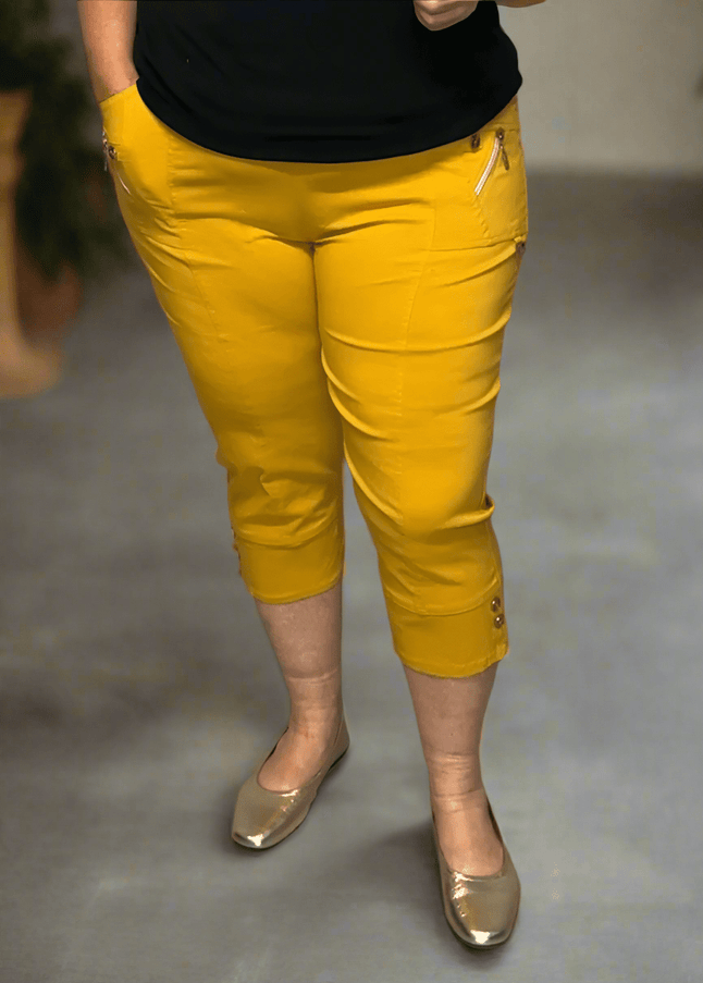 plus size Cherry Berry capri (200586), 1 knapp og glidelås ved lommene, 2 knapper nede, mye stretch, Mustard i store storrelser