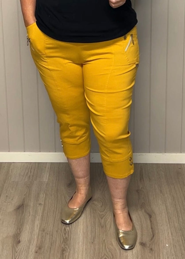 plus size Cherry Berry capri (200586), 1 knapp og glidelås ved lommene, 2 knapper nede, mye stretch, Mustard i store storrelser