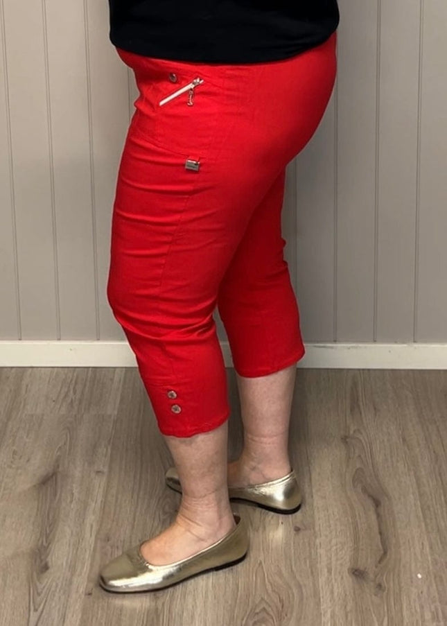 plus size Cherry Berry capri (200586), 1 knapp og glidelås ved lommene, 2 knapper nede, mye stretch, Red i store storrelser