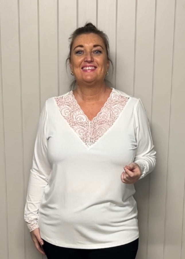 plus size Ciso topp med blondekant off white i store storrelser