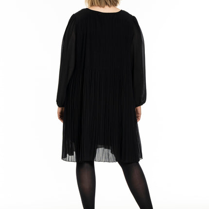 plus size Gozzip Benedikte plisse kjole Sort i store storrelser