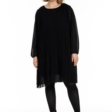 plus size Gozzip Benedikte plisse kjole Sort i store storrelser