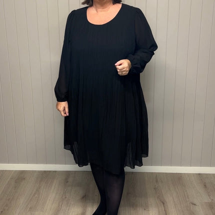 plus size Gozzip Benedikte plisse kjole Sort i store storrelser