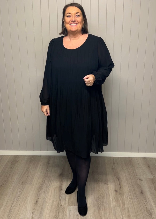 plus size Gozzip Benedikte plisse kjole Sort i store storrelser