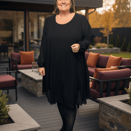 plus size Gozzip Benedikte plisse kjole Sort i store storrelser
