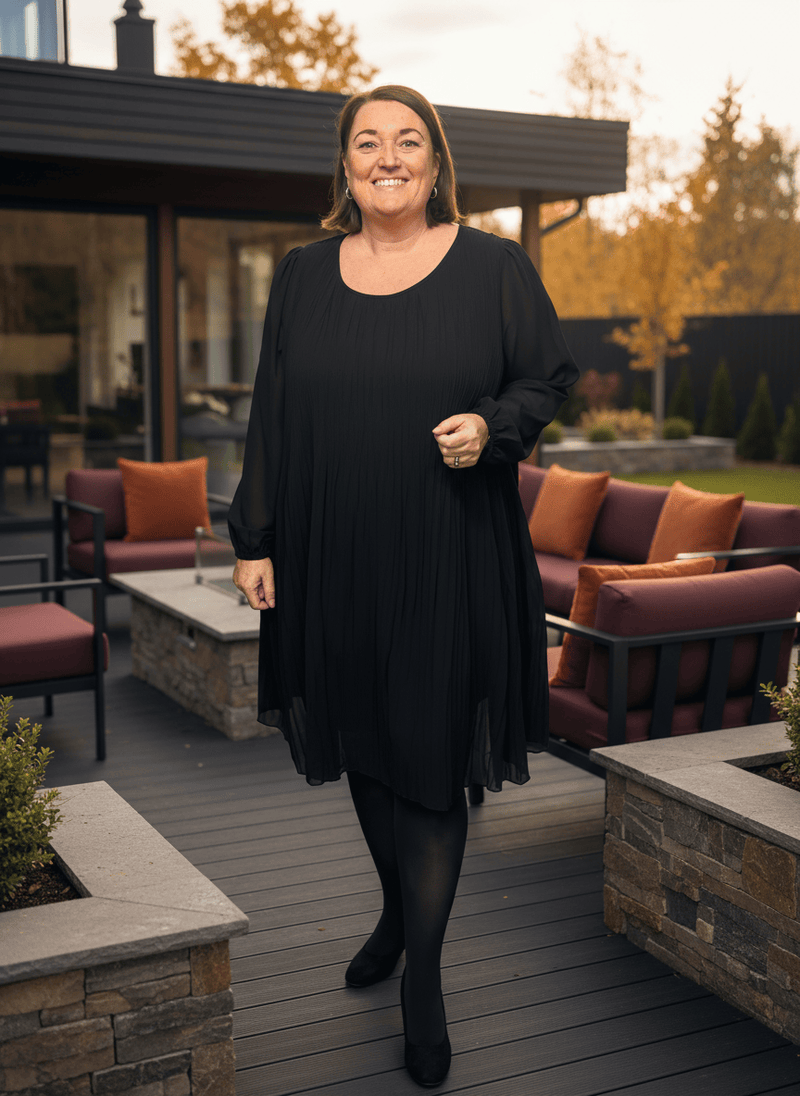 plus size Gozzip Benedikte plisse kjole Sort i store storrelser
