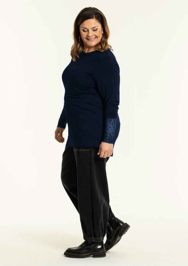 plus size Gozzip Emira topp med blondeermer Marine i store storrelser