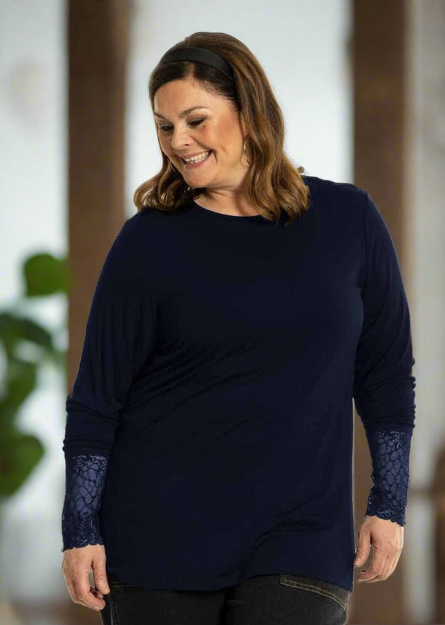 plus size Gozzip Emira topp med blondeermer Marine i store storrelser