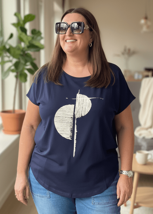 plus size Gozzip Gitte t-shirt marine med trykk i store storrelser
