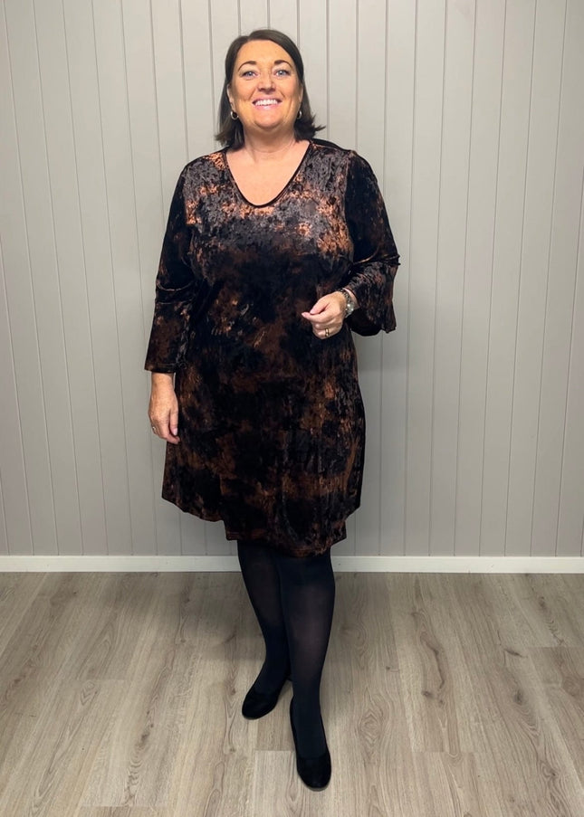 plus size Studio Helda kjole fløyel Brun i store storrelser