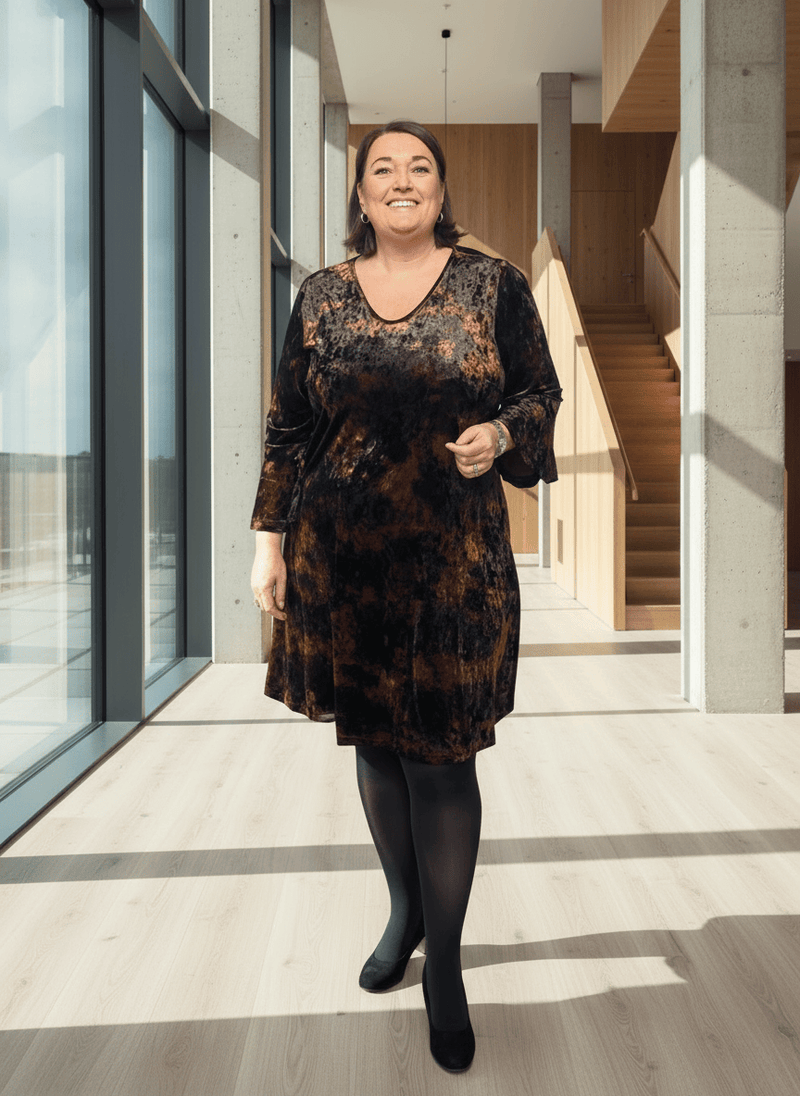 plus size Studio Helda kjole fløyel Brun i store storrelser