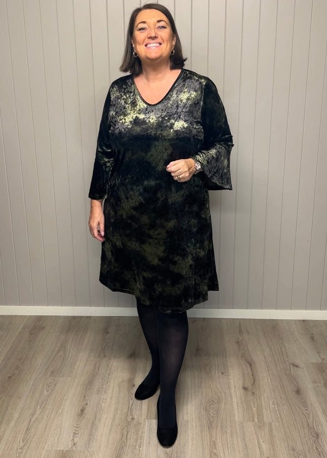 plus size Studio Helda kjole fløyel Grønn i store storrelser