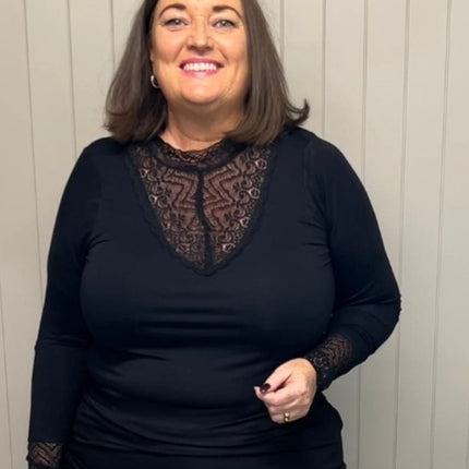 plus size Zhenzi Bambou topp med blonder Sort i store storrelser