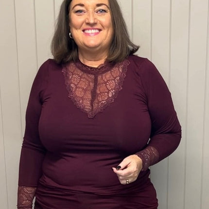 plus size Zhenzi Bambou topp med blonder Vinrød i store storrelser