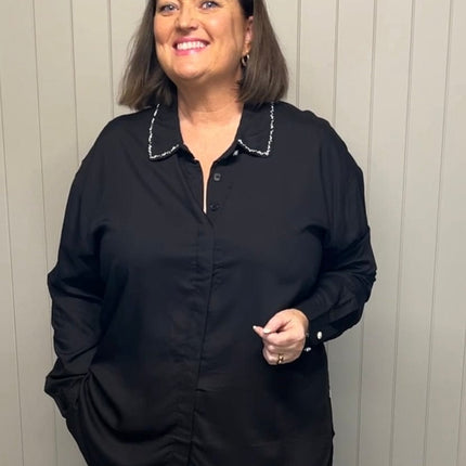 plus size Zhenzi Vicky skjorte med pynt Sort i store storrelser